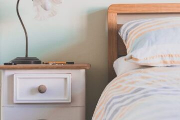 La mesita de noche: indispensable en tu cama