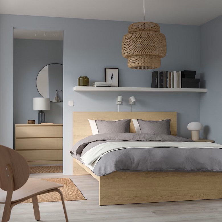Dormitorio nórdico Ikea con la cama Malm de chapa de roble y tinte blanco