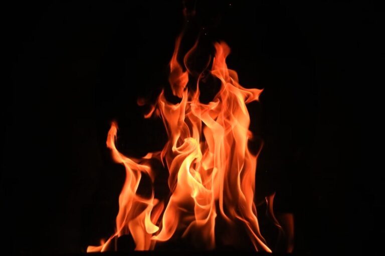 Fuego en el hogar de una chimenea de leña (Cullan Smith Unsplash)