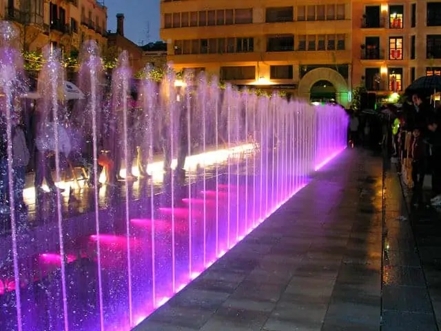 Fuente luminosa en Valls Tarragona (OTB)