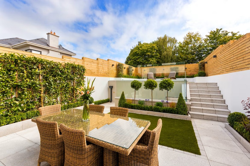 Lee más sobre el artículo Construir tu terraza de ensueño en un jardín con desnivel