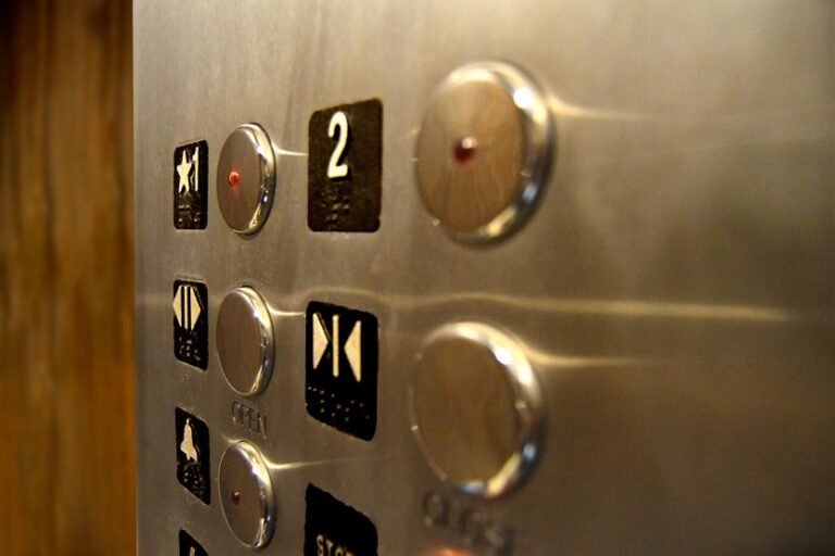 Mandos de un ascensor (Russ Ward Unsplash)
