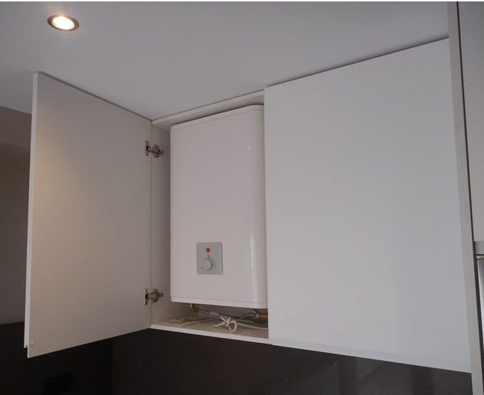 Mueble de termo eléctrico encastrado en pared (Pinterest)